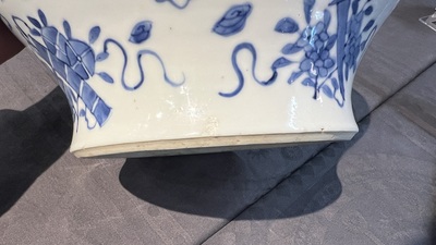 Twee Chinese blauw-witte 'Bleu de Hue' potten voor de Vietnamese markt, 19e eeuw