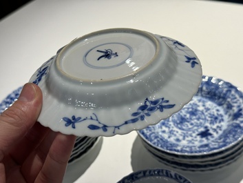 Tien Chinese blauw-witte koppen en veertien schotels met floraal decor, lingzhi merk, Kangxi