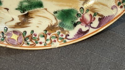 Ensemble des quatre tasses, soucoupes et une verseuse en porcelaine de Chine famille rose &agrave; d&eacute;cor de deux chevaux, Qianlong