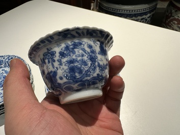 Tien Chinese blauw-witte koppen en veertien schotels met floraal decor, lingzhi merk, Kangxi