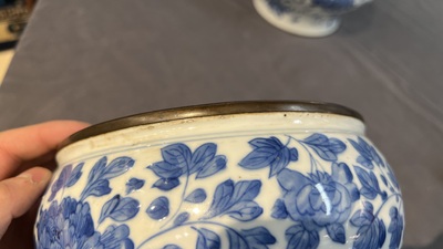 Twee Chinese blauw-witte 'Bleu de Hue' potten voor de Vietnamese markt, 19e eeuw