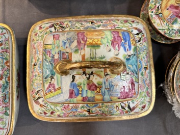 A very extensive Chinese Canton famille rose 81-piece dinner service, 19th C.