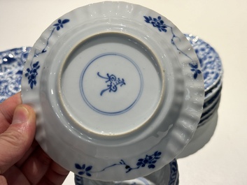 Tien Chinese blauw-witte koppen en veertien schotels met floraal decor, lingzhi merk, Kangxi