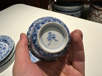 Tien Chinese blauw-witte koppen en veertien schotels met floraal decor, lingzhi merk, Kangxi