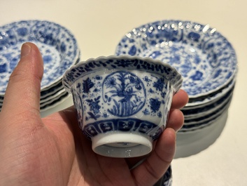 Tien Chinese blauw-witte koppen en veertien schotels met floraal decor, lingzhi merk, Kangxi