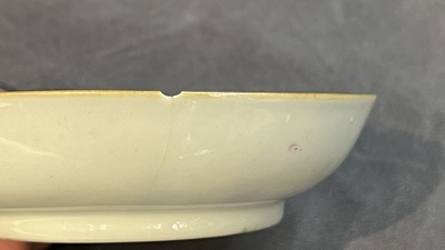 Ensemble des quatre tasses, soucoupes et une verseuse en porcelaine de Chine famille rose &agrave; d&eacute;cor de deux chevaux, Qianlong