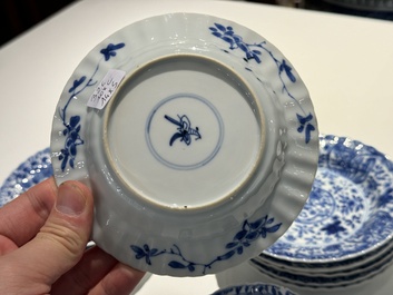 Tien Chinese blauw-witte koppen en veertien schotels met floraal decor, lingzhi merk, Kangxi