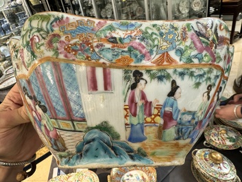 A very extensive Chinese Canton famille rose 81-piece dinner service, 19th C.