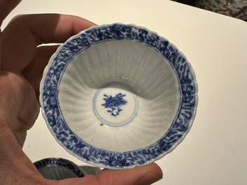 Tien Chinese blauw-witte koppen en veertien schotels met floraal decor, lingzhi merk, Kangxi