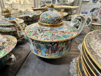 A very extensive Chinese Canton famille rose 81-piece dinner service, 19th C.