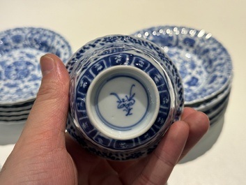 Tien Chinese blauw-witte koppen en veertien schotels met floraal decor, lingzhi merk, Kangxi