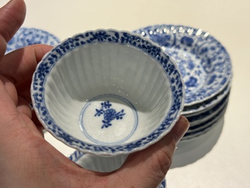 Tien Chinese blauw-witte koppen en veertien schotels met floraal decor, lingzhi merk, Kangxi