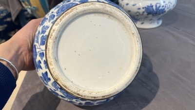 Twee Chinese blauw-witte 'Bleu de Hue' potten voor de Vietnamese markt, 19e eeuw