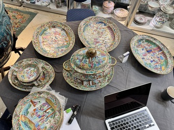 A very extensive Chinese Canton famille rose 81-piece dinner service, 19th C.