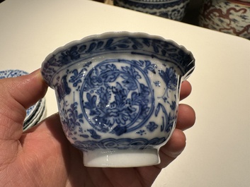 Tien Chinese blauw-witte koppen en veertien schotels met floraal decor, lingzhi merk, Kangxi