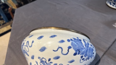 Twee Chinese blauw-witte 'Bleu de Hue' potten voor de Vietnamese markt, 19e eeuw
