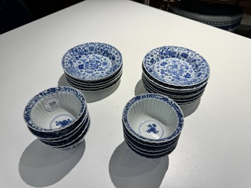 Tien Chinese blauw-witte koppen en veertien schotels met floraal decor, lingzhi merk, Kangxi