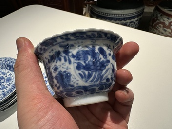 Tien Chinese blauw-witte koppen en veertien schotels met floraal decor, lingzhi merk, Kangxi