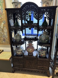&Eacute;tag&egrave;re sculpt&eacute;e en bois hongmu, Chine, Canton, 19&egrave;me