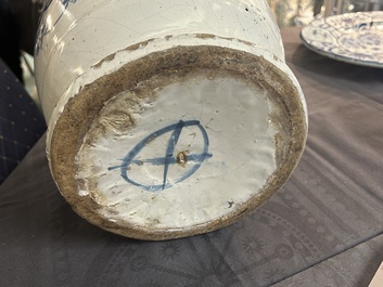 Een grote blauw-witte Delftse albarello of apothekerspot, wellicht Engeland, 18e eeuw