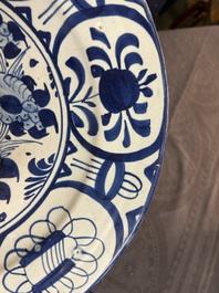 Rare plat en majolique en bleu et blanc &agrave; d&eacute;cor chinois de style Kraak, Pays-Bas, 17&egrave;me