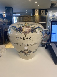 Een polychrome aardewerken 'St. Vincent' tabakspot, Frankrijk, 18e eeuw