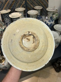 Rare plat en majolique en bleu et blanc &agrave; d&eacute;cor chinois de style Kraak, Pays-Bas, 17&egrave;me