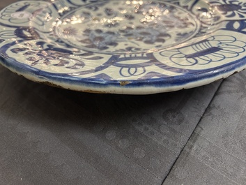 Rare plat en majolique en bleu et blanc &agrave; d&eacute;cor chinois de style Kraak, Pays-Bas, 17&egrave;me