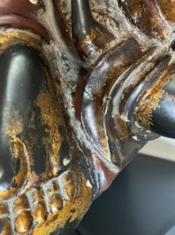 Een fraai en groot Japans verguld en gelakt houten beeld van een Boeddha Shaka, Edo