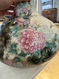 Vase de forme bouteille en porcelaine de Chine famille rose &agrave; d&eacute;cor d'oiseaux parmi des branches fleuries, marque de Qianlong, R&eacute;publique