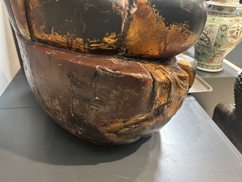Een fraai en groot Japans verguld en gelakt houten beeld van een Boeddha Shaka, Edo