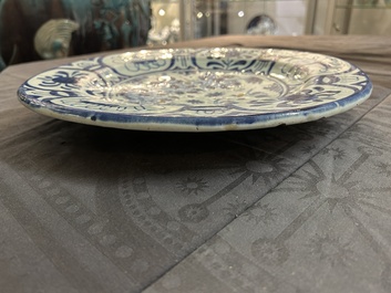 Rare plat en majolique en bleu et blanc &agrave; d&eacute;cor chinois de style Kraak, Pays-Bas, 17&egrave;me