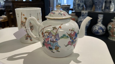 Een Chinese famille rose theepot en een 'Wu Shuang Pu' penselenbeker, Daoguang merk en periode