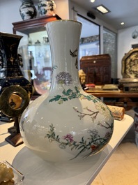 Vase de forme bouteille en porcelaine de Chine famille rose &agrave; d&eacute;cor d'oiseaux parmi des branches fleuries, marque de Qianlong, R&eacute;publique