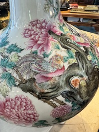 Vase de forme bouteille en porcelaine de Chine famille rose &agrave; d&eacute;cor d'oiseaux parmi des branches fleuries, marque de Qianlong, R&eacute;publique