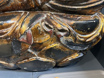 Een fraai en groot Japans verguld en gelakt houten beeld van een Boeddha Shaka, Edo