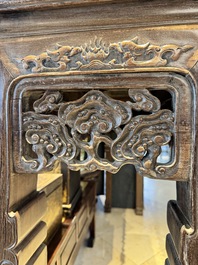 Grande console de type 'tiaoan' en bois de jichimu sculpt&eacute; &agrave; d&eacute;cor de lingzhi et chilong, Chine, 19/20&egrave;me