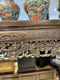 Grande console de type 'tiaoan' en bois de jichimu sculpt&eacute; &agrave; d&eacute;cor de lingzhi et chilong, Chine, 19/20&egrave;me