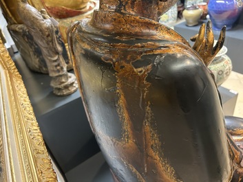 Een fraai en groot Japans verguld en gelakt houten beeld van een Boeddha Shaka, Edo