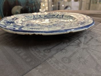 Rare plat en majolique en bleu et blanc &agrave; d&eacute;cor chinois de style Kraak, Pays-Bas, 17&egrave;me