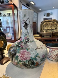 Vase de forme bouteille en porcelaine de Chine famille rose &agrave; d&eacute;cor d'oiseaux parmi des branches fleuries, marque de Qianlong, R&eacute;publique