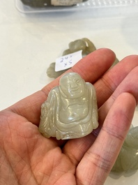 Vijf Chinese witte en celadon jade sculpturen van jongens en Boeddha, 18/19e eeuw
