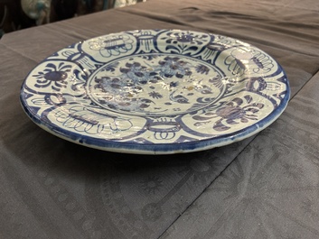 Rare plat en majolique en bleu et blanc &agrave; d&eacute;cor chinois de style Kraak, Pays-Bas, 17&egrave;me