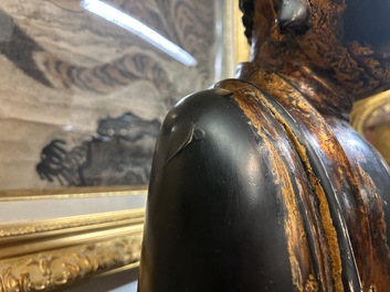 Een fraai en groot Japans verguld en gelakt houten beeld van een Boeddha Shaka, Edo