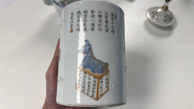 Een Chinese famille rose theepot en een 'Wu Shuang Pu' penselenbeker, Daoguang merk en periode