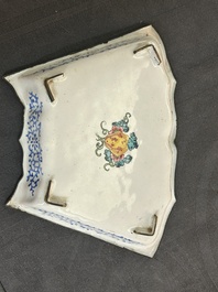 Une paire de tasses et trois coupes en &eacute;maux de Canton &agrave; d&eacute;cor floral, Yongzheng/Qianlong