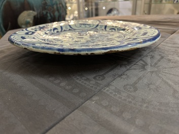 Rare plat en majolique en bleu et blanc &agrave; d&eacute;cor chinois de style Kraak, Pays-Bas, 17&egrave;me