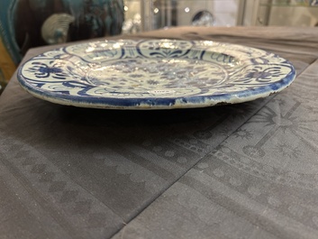 Rare plat en majolique en bleu et blanc &agrave; d&eacute;cor chinois de style Kraak, Pays-Bas, 17&egrave;me