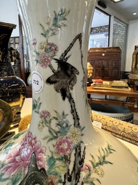 Vase de forme bouteille en porcelaine de Chine famille rose &agrave; d&eacute;cor d'oiseaux parmi des branches fleuries, marque de Qianlong, R&eacute;publique