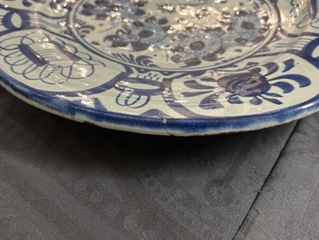 Rare plat en majolique en bleu et blanc &agrave; d&eacute;cor chinois de style Kraak, Pays-Bas, 17&egrave;me